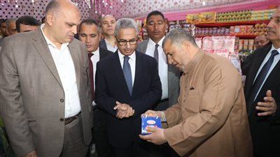 محافظ بني سويف يتفقد معرض أهلًا رمضان ومبادرة سوق اليوم الواحد بإهناسيا