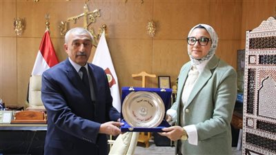 محافظ الوادي الجديد تكرم وكيل وزارة التربية والتعليم السابق