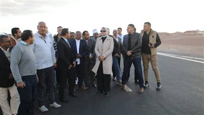 محافظ الوادي الجديد تتفقد أعمال طريقي الخارجة / الداخلة والخلفاء بمركز بلاط