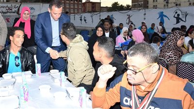 فى أجواء رمضانية.. محافظ أسوان يشارك أبناءه من الأشخاص ذوي الهمم حفل الإفطار الجماعي