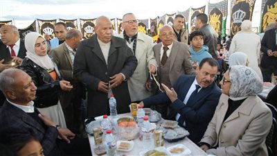 محافظ الوادي الجديد تشارك أهالي قرية ذخيرة الإفطار الرمضاني | صور