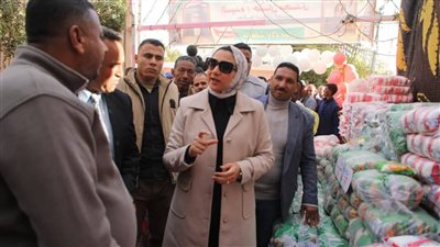 في مستهل زيارتها لمركز بلاط.. محافظ الوادي الجديد تفتتح مبادرة أهلًا رمضان وتشيد بجودة المعروضات