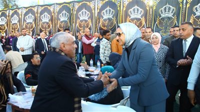 في مستهل زيارتها للداخلة.. محافظ الوادي الجديد تشارك أهالي الشيخ والي مائدة الإفطار| صور