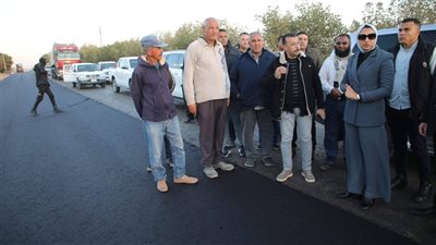 محافظ الوادي الجديد تتابع أعمال رصف وتوسعة عدد من الطرق بقرى مركز الداخلة