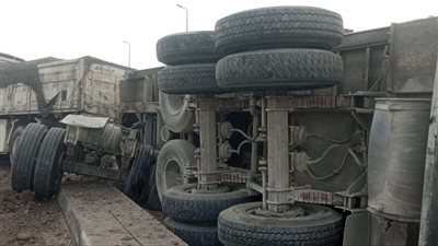 انقلاب سيارتين نقل أعلى كوبري إيتاي البارود بالبحيرة.. وإصابة شخصين