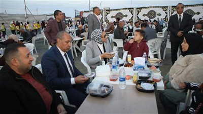 محافظ الوادي الجديد تشارك أهالي قرية اللواء صبيح الإفطار الرمضاني بمركز الفرافرة