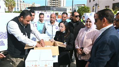 محافظ البحيرة تشهد اصطفاف الدفعة الثانية من قوافل المساعدات الغذائية لتوزيع 3000 كرتونة مواد غذائية
