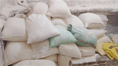 ضبط 7.6 طن مكرونة منتهية الصلاحية قبل طحنها وإعادة تدويرها في مصنع بدون ترخيص بالبحيرة