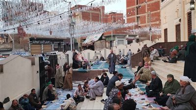 عادة سنوية.. إفطار جماعي لأهالي المنوفية بساحة مسجد سيدي شبل