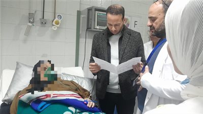 وكيل صحة البحيرة يتفقد مستشفى إيتاي البارود.. ويوجه بتكريم طبيبان ورئيسة التمريض بوحدة الكلى لتميزهم في عملهم