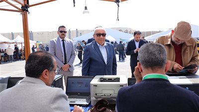 نقيب المهندسين يدلي بصوته في انتخابات النقابة ويدعو المهندسين للمشاركة