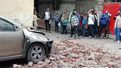 هشّم سيارة تحته.. انهيار أجزاء من عقار صادر له قرار ترميم بمنطقة مينا البصل غربي الإسكندرية