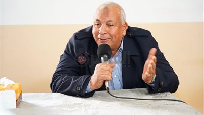 محافظ مطروح يستمع لمطالب أهالي فوكة بعد صلاة الجمعة.. ويوجه بتحسين خدمات المياه والكهرباء والصحة