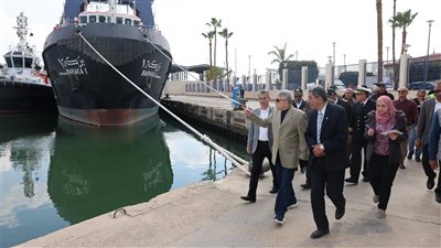 رئيس قناة السويس يوجه برفع درجة الجاهزية بمختلف المواقع والوحدات البحرية بالمجرى الملاحي