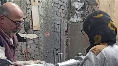 بمطرقة وحرفة 18 سنة.. منى حسن تتحدى صعوبات الورشة وتحلم بتحويلها إلى مصنع: بدأت فيها علشان أساعد والدي
