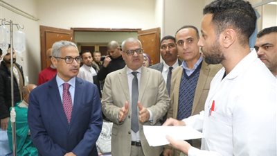 محافظ بني سويف يزور مصابي حادث الطريق الصحراوي الشرقي بالمستشفى الجامعي