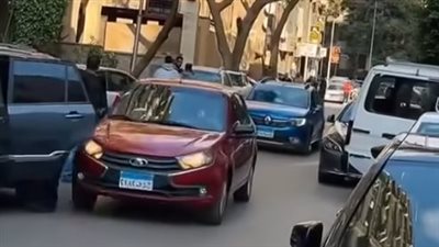 من المخطئ؟.. فيديو اصطدام سيارة سيدة بباب أخرى متوقفة يثير الجدل على مواقع التواصل