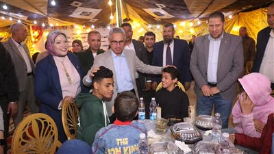 محافظ بني سويف يشارك في حفل إفطار جماعي للأيتام والمسنين بدور الرعاية