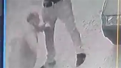 ضبط شاب اعتدى على مسن بعصا بعد خروجه من صلاة الفجر في المحلة