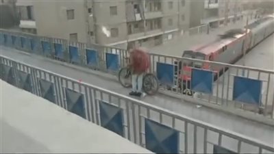 الأمن يفحص فيديو متداول لشاب يلقي أكياس مياه على المارة في شوارع بني سويف