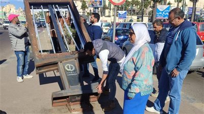 استجابة لشكاوى المواطنين.. حي وسط بالإسكندرية يزيل 11 لوحة إعلانية تحمل شعار “الفن مش رسالة”