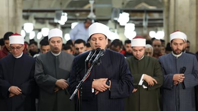 بروايات حفص والدوري وقنبل وخلاد.. آلاف المصلين يؤدون صلاتي العشاء والتراويح بالجامع الأزهر 