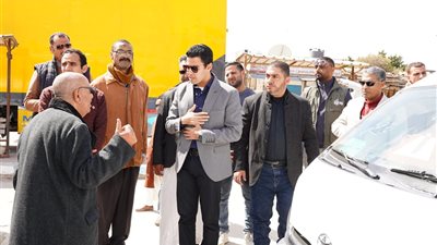 نائب محافظ مطروح يتفقد مواقف سيارات الأجرة لمتابعة الالتزام بالتعريفة الجديدة