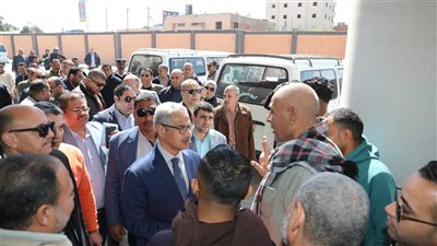 محافظ بني سويف يتفقد المواقف ومحطات الوقود لمتابعة الالتزام بالتعريفة الجديدة