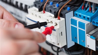 بيانات المُبلغ سرية.. الكهرباء توضح طرق الإبلاغ عن سرقة التيار