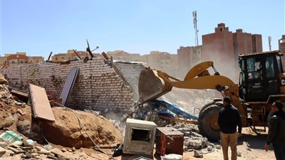 إزالة 7 حالات تعدٍ بمنطقة الإسكان المميز في أسوان