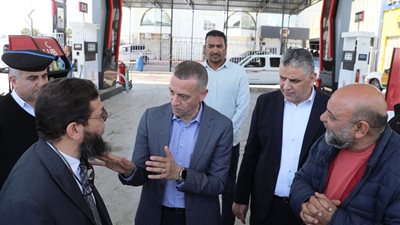 جولة ميدانية لمحافظ أسوان على محطات الوقود ومواقف السيرفيس للاطمئنان على انتظام العمل