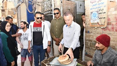 محافظ أسوان يفاجئ عددًا من المخابز البلدية.. ويوجه بتوزيع أسطوانات البوتاجاز بالأسعار المقررة