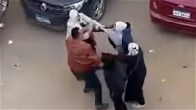 الأمن يفحص فيديو متداولًا لشخص اعتدى على سيدتين بالضرب وسط الشارع في زهراء مدينة نصر