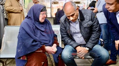 محافظ كفر الشيخ يستجيب لطلب مسنة خلال جولته بالرياض.. ويوجه بحل فوري لمشكلتها