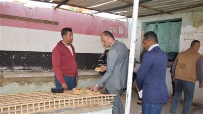 نائب محافظ الوادي الجديد يتفقد عددا من منافذ السلع والمخابز لمتابعة ضبط الأسواق