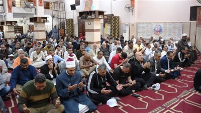 محافظ أسوان يؤدي صلاة الجمعة بمسجد السيدة زينب في منطقة السيل الجديد 