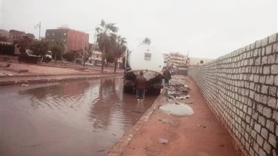 الدفع بفرق طوارئ مرسى مطروح لسرعة رفع تجمعات مياه الأمطار بمداخل المدينة