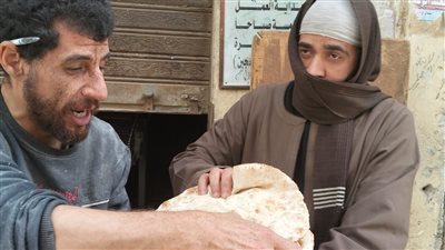لابس جلابية.. مفتش تموين إيتاي البارود بالبحيرة يتنكر لمراقبة بيع الخبز البلدي خارج منظومة الدعم