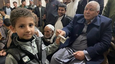 محافظ مطروح يطرح أسئلة دينية على الأطفال داخل المسجد بعد صلاة التراويح