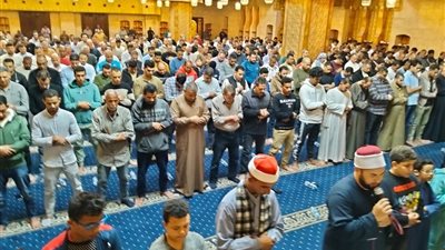 في ليلة الـ25.. إقبال المصلين لصلاتي العشاء والتراويح وسط أجواء إيمانية عامرة بمساجد جنوب سيناء 