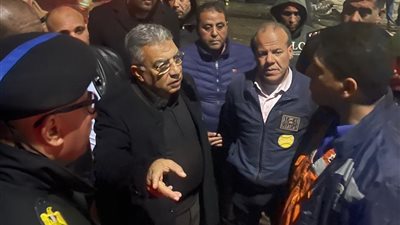 محافظ الدقهلية يتابع ميدانيًا أعمال السيطرة على حريق مصنع قطع غيار السيارات بطلخا