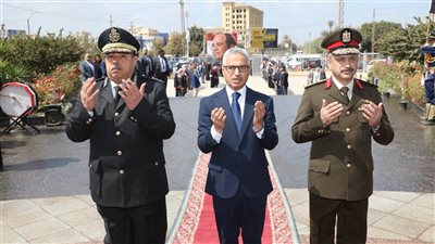 محافظ بني سويف يضع إكليل الزهور على النصب التذكاري للشهداء احتفالًا بالعيد القومي للمحافظة