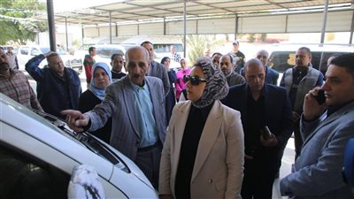 محافظ الوادي الجديد تتابع انتظام سير العمل بموقف سيارات الأقاليم للتأكد من الالتزام بالتعريفة الجديدة