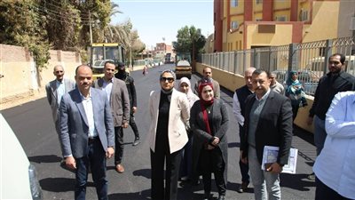 محافظ الوادي الجديد تتابع أعمال رصف الطرق بمنطقة الخارجة القديمة