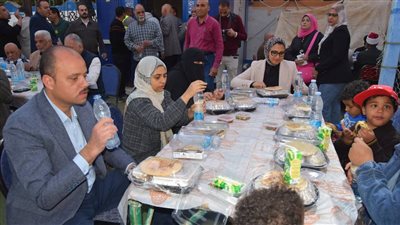 وسط أجواء مبهجة.. محافِظة الوادي الجديد تشارك ذوي الاحتياجات الخاصة والأيتام الإفطار الرمضاني| صور