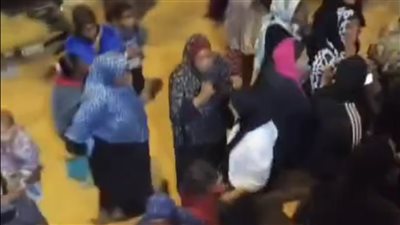 ده حقنا ياحبيبي.. فحص فيديو متداول لسيدة تحرض أخريات على التجمهر أمام مؤسسة مساعدات اجتماعية بالسويس