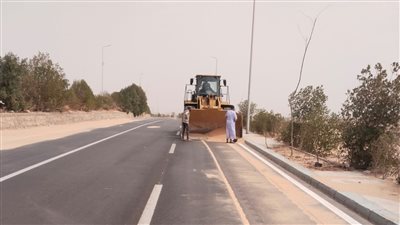 رفع الرمال بطريق مطار أسوان الدولي لضمان سيولة الحركة المرورية