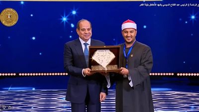 محافظ بني سويف يهنئ بلال سيف بفوزه بلقب «دولة التلاوة – ترتيل» بعد تكريمه من الرئيس