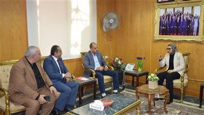 محافظ الوادي الجديد تبحث سبل تعظيم الاستفادة من المخلفات الزراعية