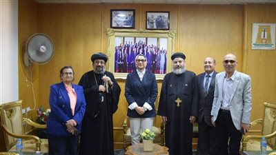 لتقديم التهنئة بعيد الفطر.. حنان مجدي تستقبل نيافة الأنبا أرسانيوس أسقف الوادي الجديد والواحات